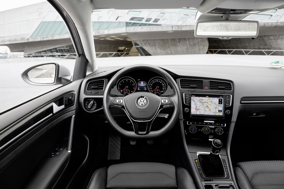Interior do Volkswagen Golf geração 7 — Foto: Divulgação