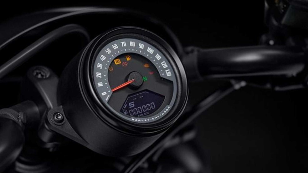 Mantendo a pegada clássica da Harley, o cluster é parcialmente digital — Foto: Divulgação