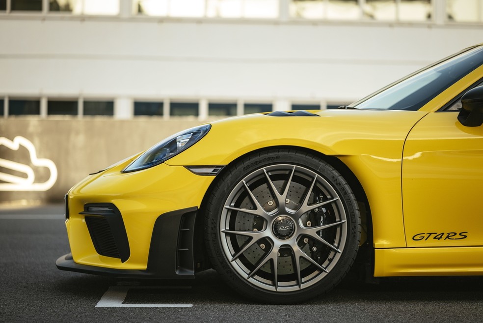 Os freios Porsche Ceramic Composite Brake, com discos de 410 milímetros na dianteira e 390 mm na traseira — Foto: Divulgação 