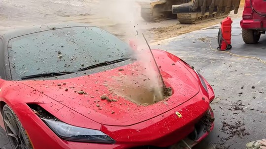 Youtuber compra esportivo de mais de R$ 4 milhões só para destruir e provocar a Ferrari