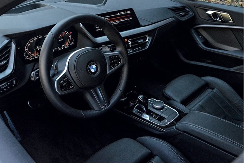 O BMW também tem duas telas de 10,2": painel de instrumentos e multimídia (Foto: André Schaun/Autoesporte) — Foto: Auto Esporte