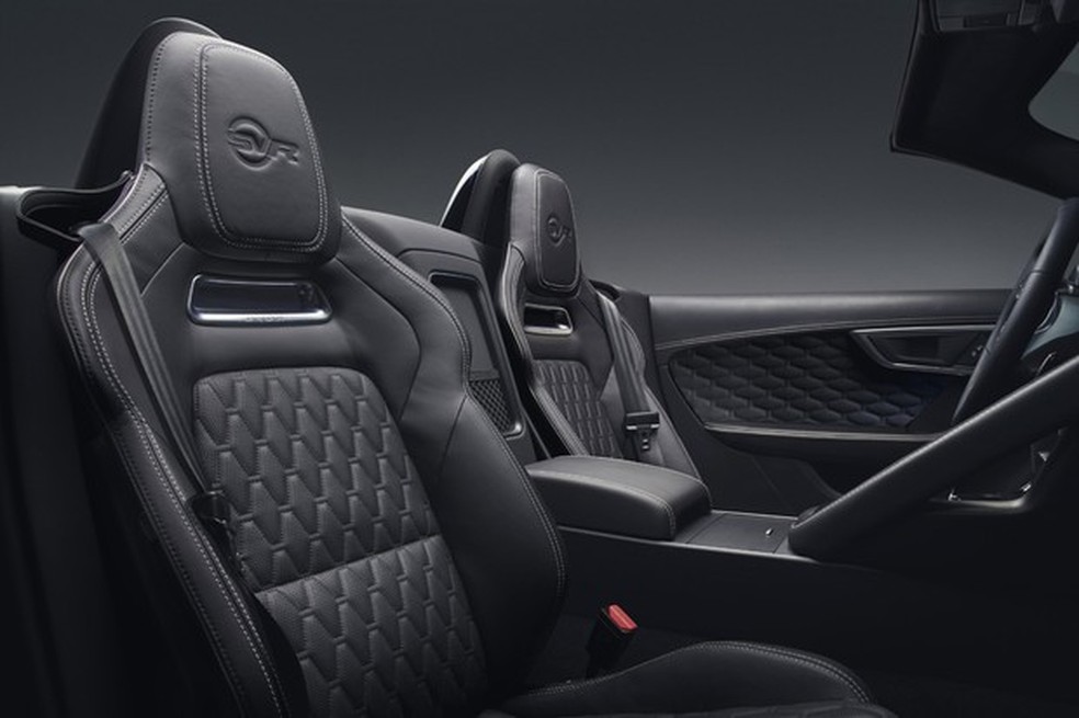 Por dentro do F-Type 2018, mudam revestimentos e os bancos tipo concha são mais leves (Foto: Divulgação) — Foto: Auto Esporte