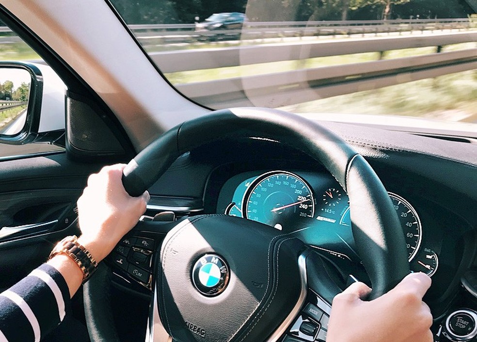 Dá uma olhada no velocímetro. Na pista esquerda, só para ultrapassar (Foto: Auto News Brasil) — Foto: Auto Esporte