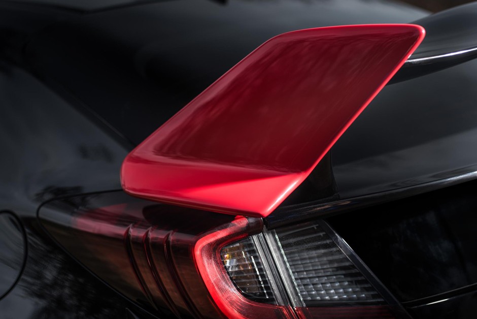 Enorme aerofólio tem laterais vermelhas no Type-R Black Edition