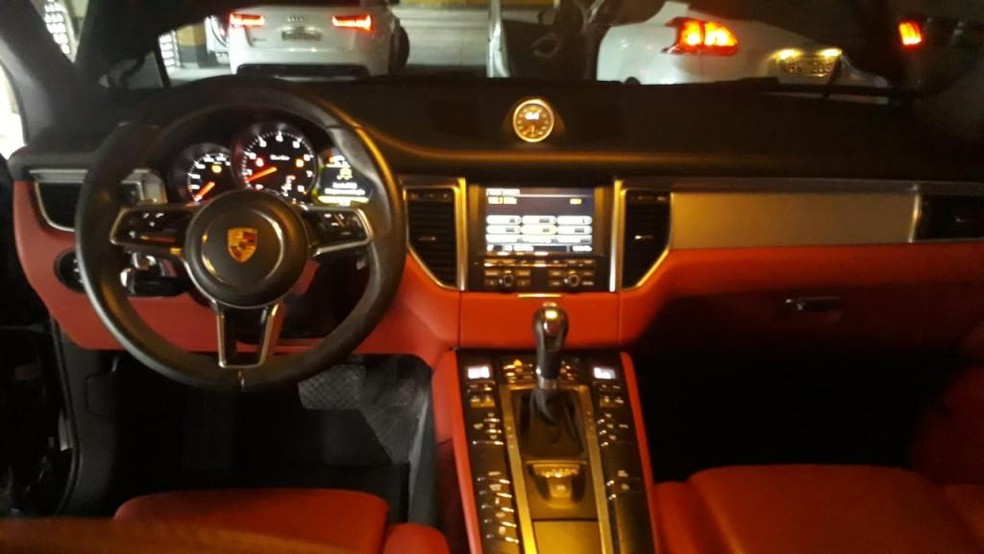 O interior do carro é todo em couro na cor caramelo  — Foto: Divulgação 
