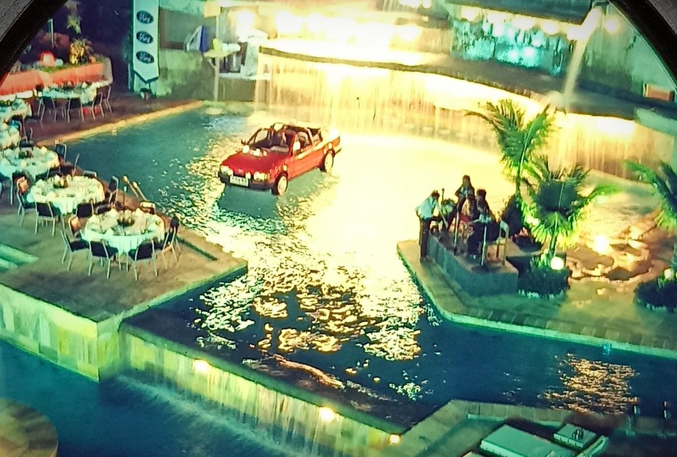 Ford Escort XR3 - Jornalistas e executivos que ocuparam as mesas do jantar em frente à piscina não entenderam como aquilo era possível  — Foto: MIAU Museu da Imprensa Automotiva