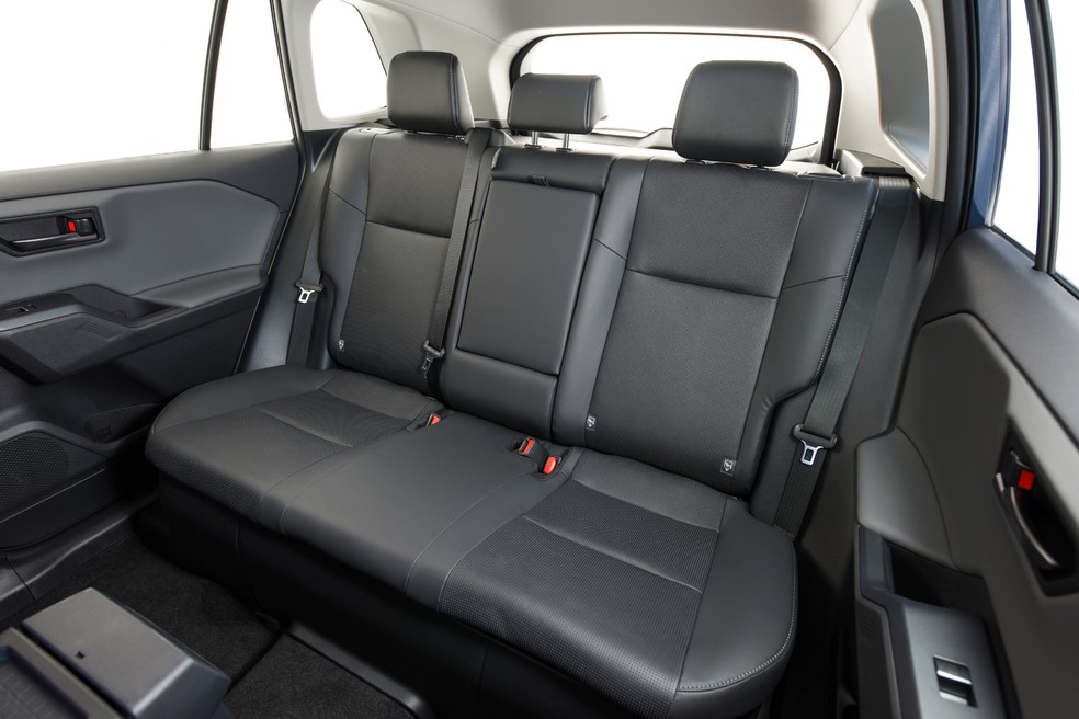Novo Toyota RAV4 2026 garante espaço de sobra na segunda-fileira; entre-eixos é de 2,69 metros — Foto: Divulgação/Toyota