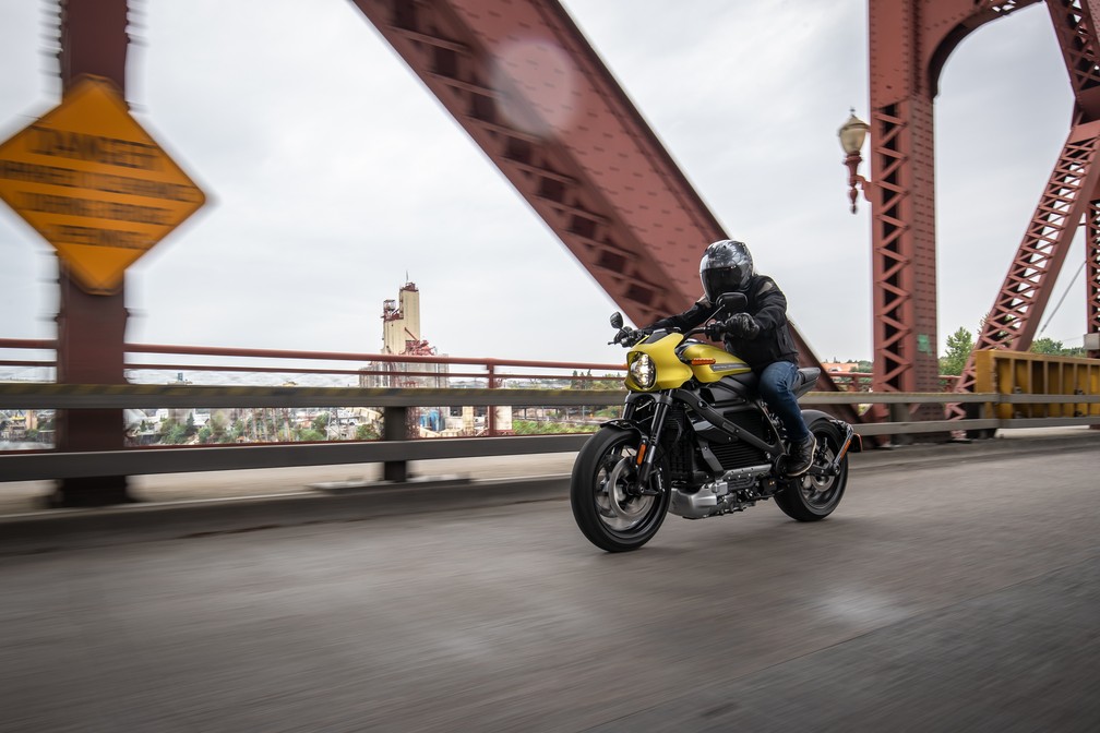 Harley-Davidson LiveWire rodando pelas ruas de Portland — Foto: Divulgação