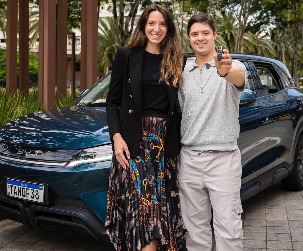 João Vitor de Paiva conseguiu finalizar o processo de habilitação recentemente e acabou de comprar seu primeiro carro — Foto: Reprodução/Instagram @jvdepaiva