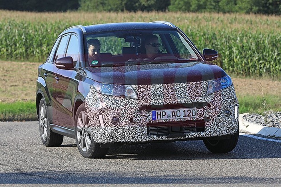 Suzuki Vitara flagrado em teste com leve facelift na Europa (Foto: Automedia) — Foto: Auto Esporte