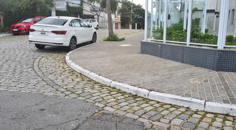 Parar na esquina atrapalha a visão de quem vai sair da rua e dificulta a conversão em ruas estreitas — Foto: Rodrigo Ribeiro/Auto News Brasil