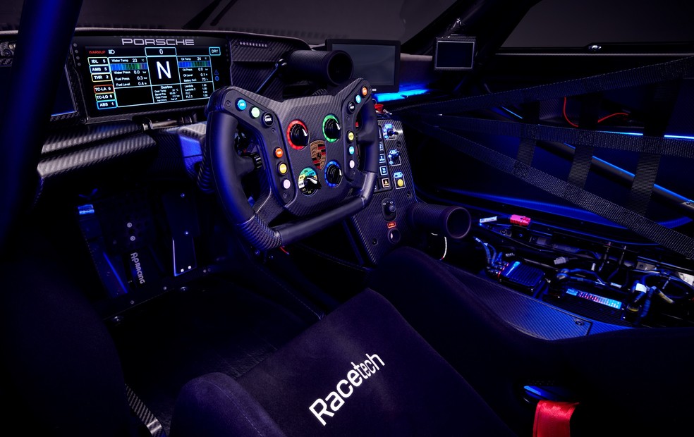 Interior do Porsche 911 GT3 R rennsport perdeu o ar-condicionado — Foto: Divulgação