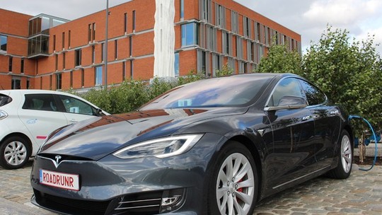 Tesla Model S bate recorde e percorre 900 km com única carga