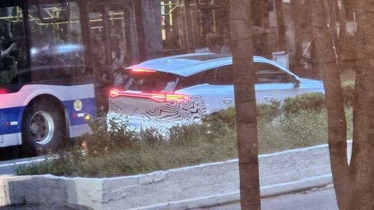 Flagra: novo BYD Tan terá bateria gigante que gera energia para sua casa