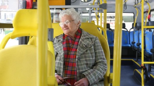 Todos os idosos têm direito à passagem gratuita de ônibus? Veja o que diz a lei