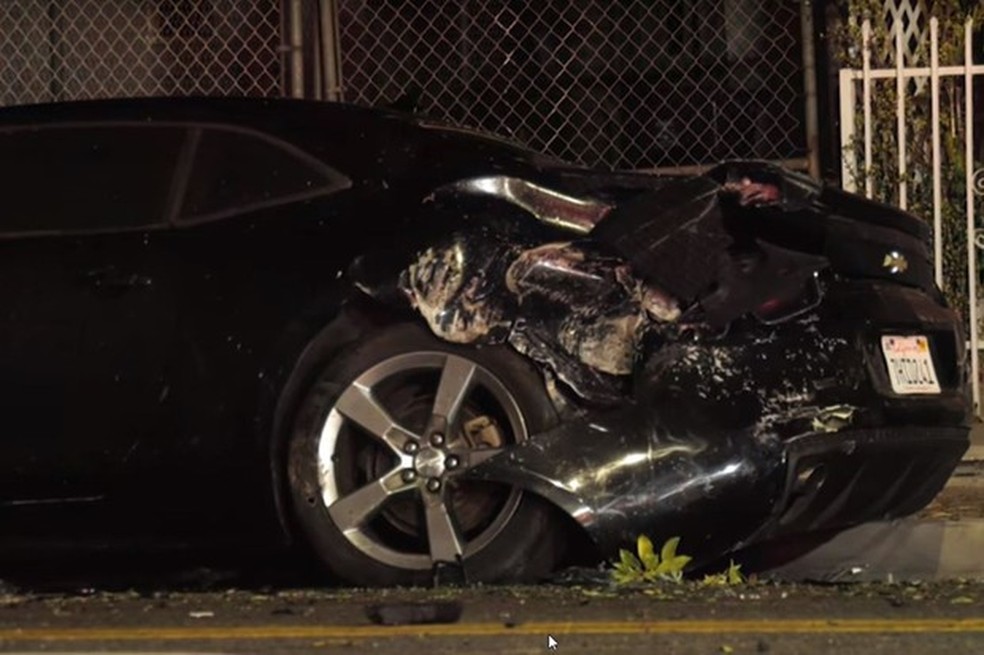 Traseira de Camaro foi destruída por pedra lançada no impacto (Foto: Reprodução Youtube) — Foto: Auto Esporte