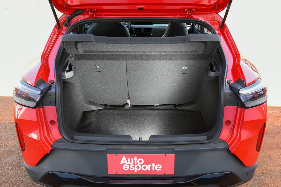 Volkswagen Tera tem porta-malas de 350 litros — Foto: Auto News Brasil/Murilo Goes