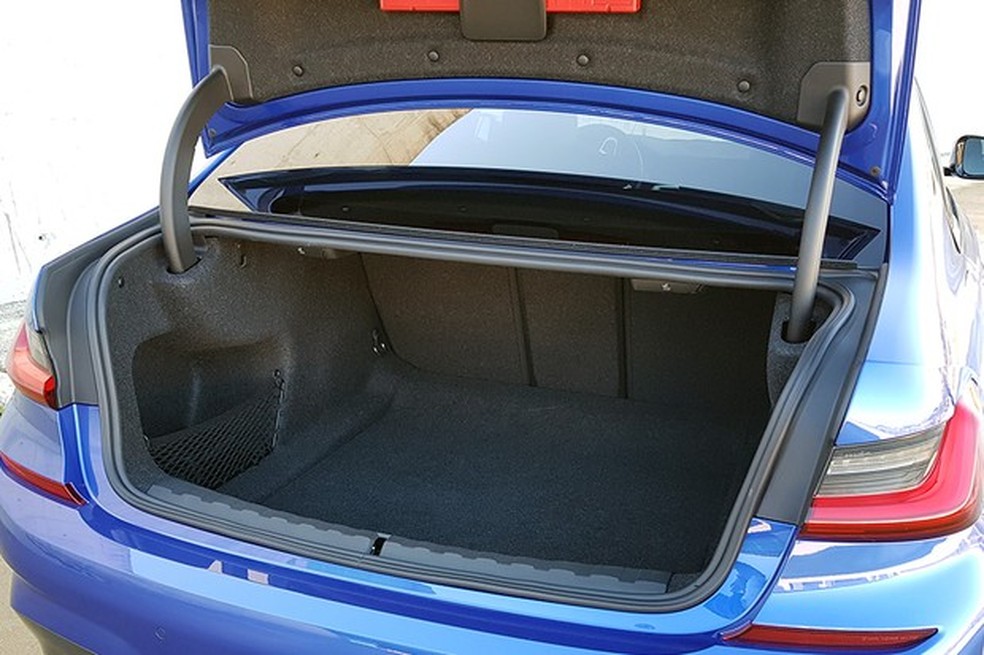 O porta-malas do Série 3 é bom, mas o estepe no Brasil atrapalha (Foto: Ulisses Cavalcante/Auto News Brasil) — Foto: Auto Esporte