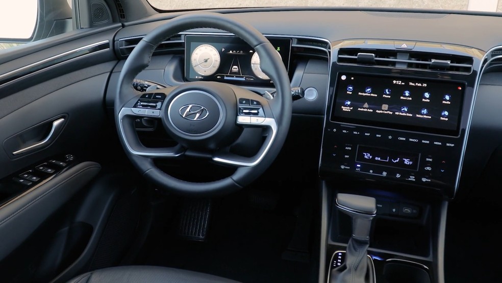 O interior da Hyundai Santa Cruz pode ter duas telas de 10 polegadas e uma ampla suíte de equipamentos — Foto: Divulgação