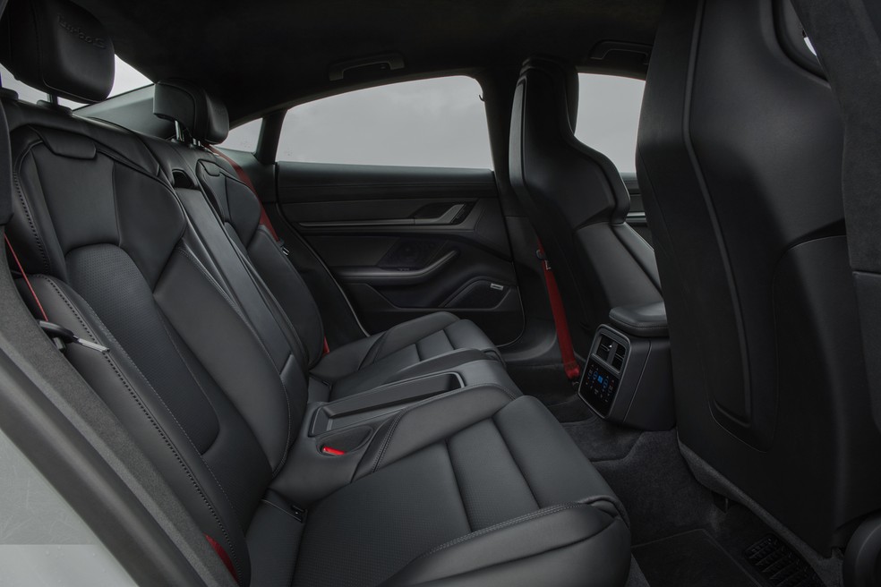Espaço para os pés no banco traseiro do Porsche Taycan é restrito — Foto: Divulgação