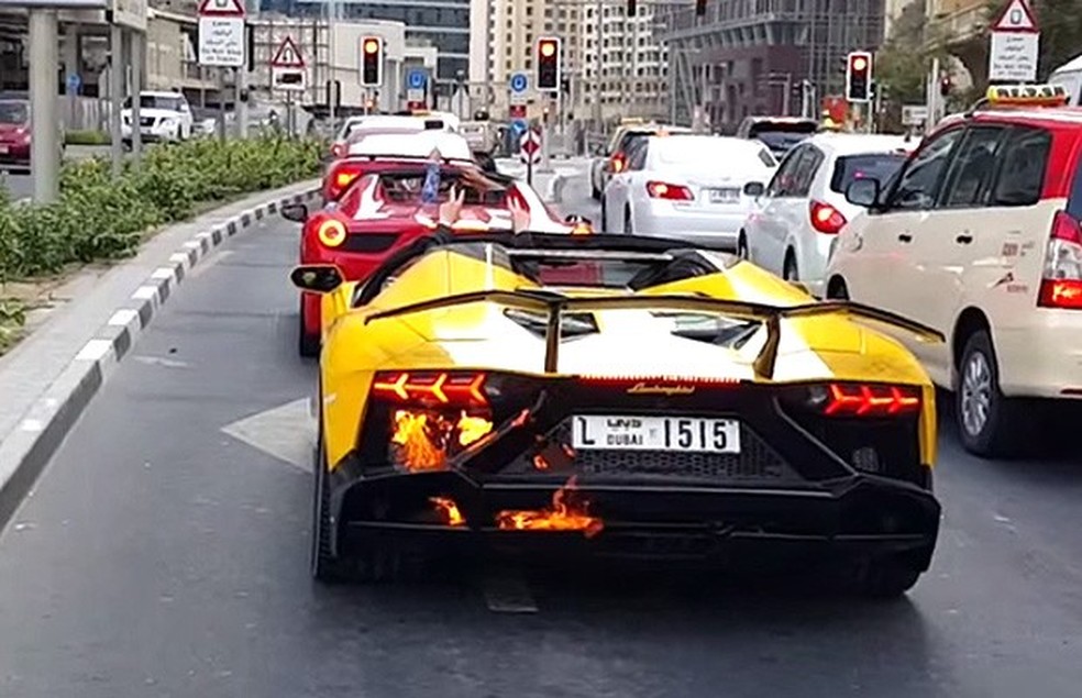 Lamborghini Aventador acelera demais e pega fogo (Foto: Reprodução) — Foto: Auto Esporte