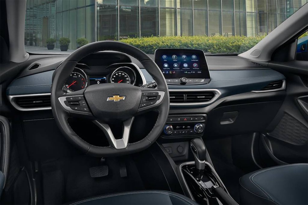 Interior da versão Premier, a mais cara, tem detalhes em azul e acabamento macio no painel — Foto: Divulgação/Chevrolet