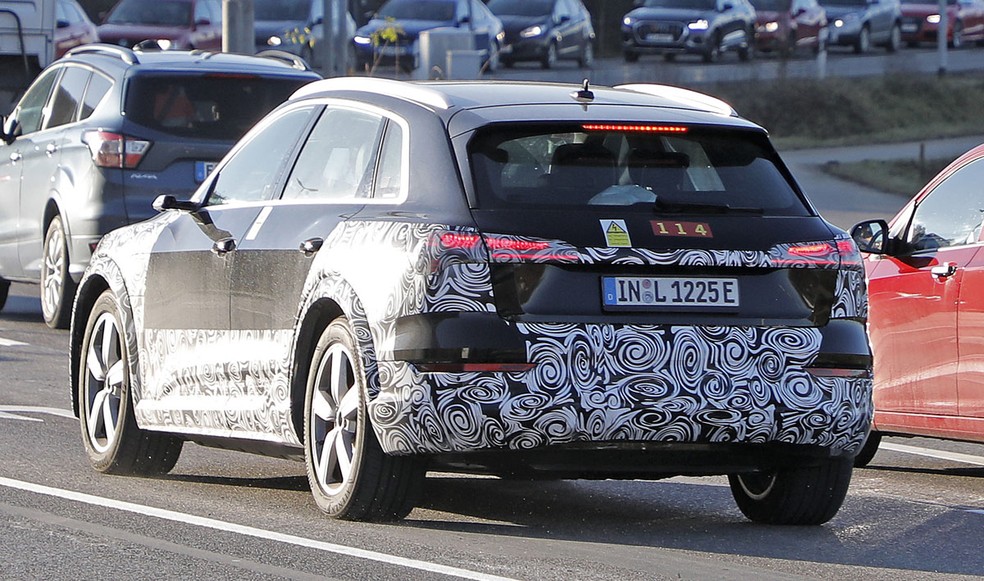 Audi e-tron receberá mudanças leves em sua primeira reestilização desde o lançamento, em 2018 — Foto: Automedia