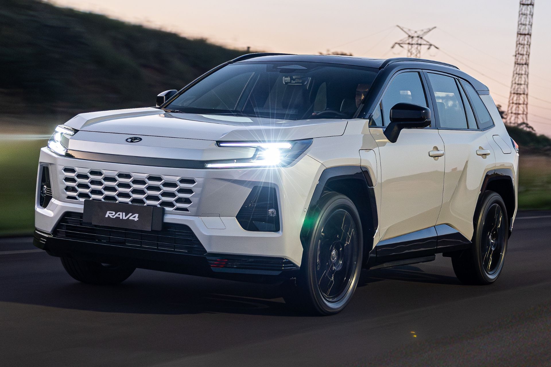 Novo Toyota RAV4 PHEV chega por R$ 400 mil para encarar o BYD Atto 8