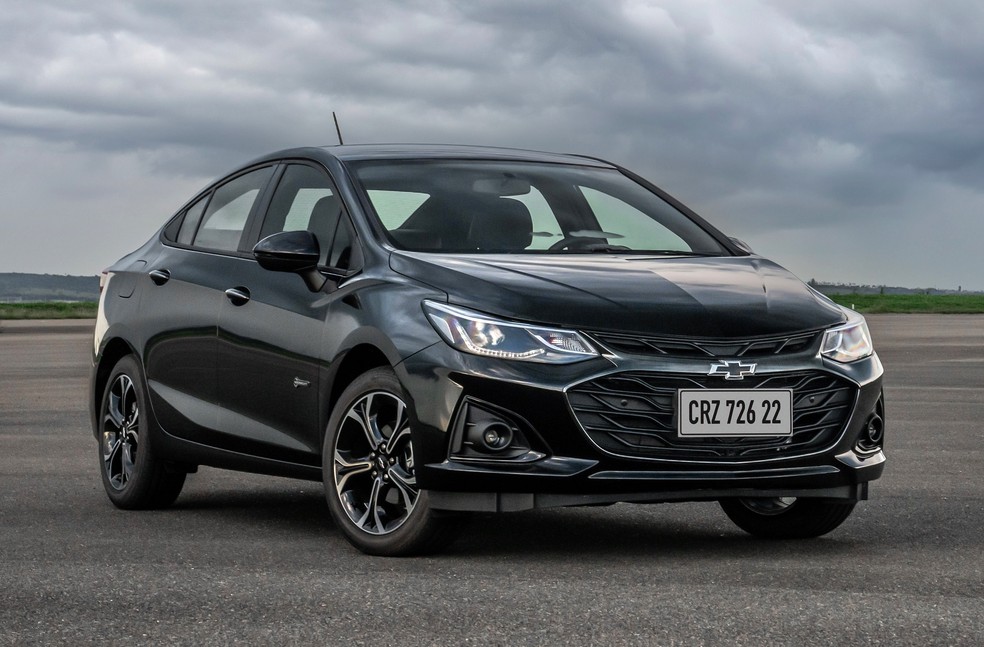 Chevrolet Cruze 2022 Midnight tenta dar um visual mais descolado ao sedã familiar — Foto: Divulgação