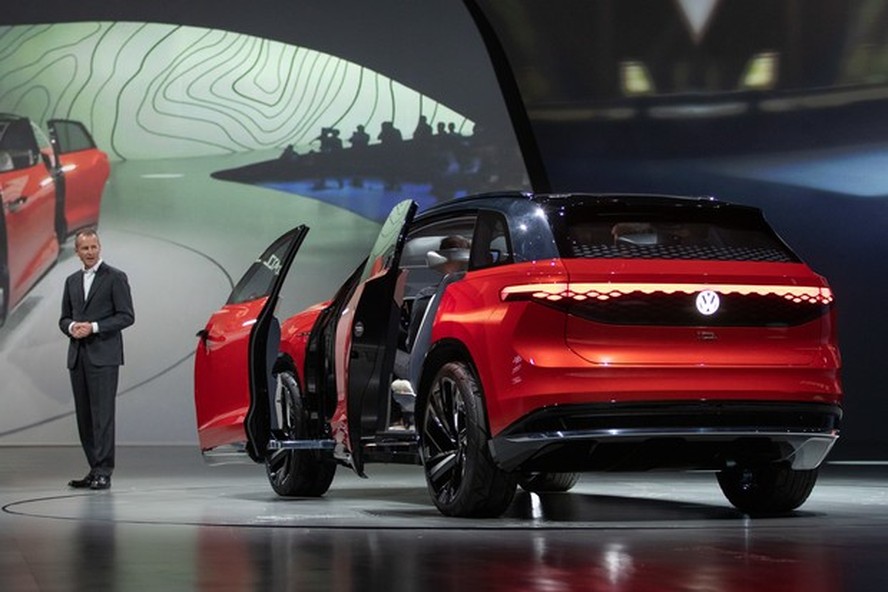 Dr. Herbert Diess, Chairman of the Board of Management of Volkswagen Aktiengesellschaft, presented the newest member of the ID. Family: the Volkswagen ID. ROOMZZ Showcar. (Foto: Friso Gentsch/Volkswagen)