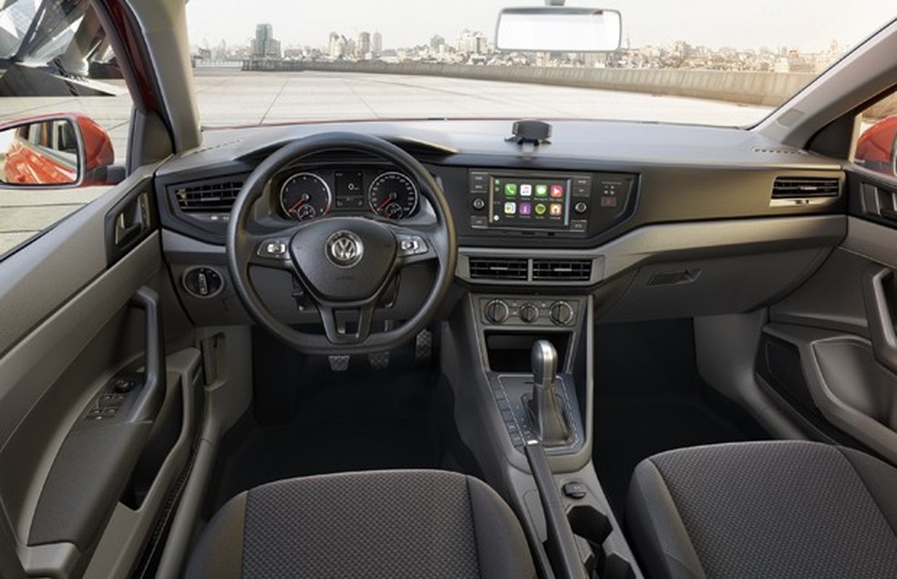 O interior do VW Polo parece simples sem a central multimídia VW Play e o painel de instrumentos digital — Foto: Divulgação