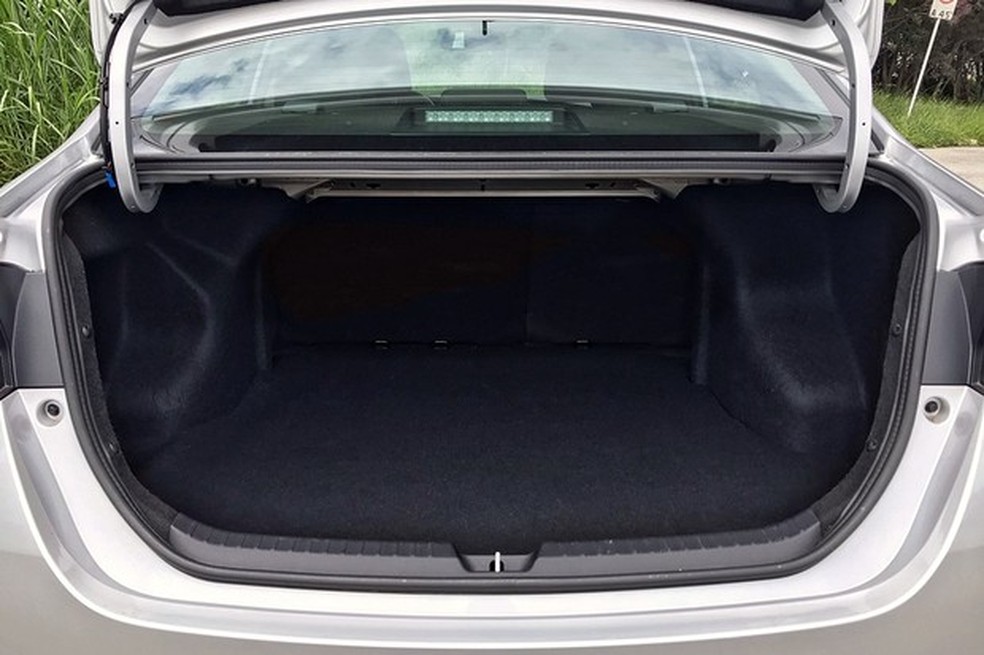 Porta-malas oferece volume semelhante ao do irmão maior, o Corolla (Foto: Diogo de Oliveira/Auto News Brasil) — Foto: Auto Esporte