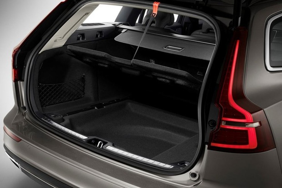 Porta-malas do V60 tem espaço para alçapão no fundo (Foto: Divulgação) — Foto: Auto Esporte