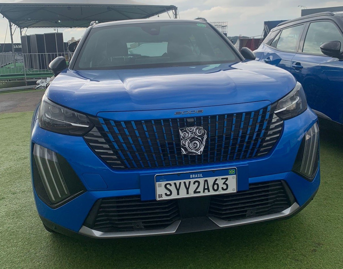 Flagra: novo Peugeot e-2008 aparece antes da hora e terá mais autonomia