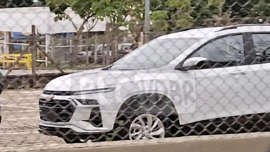 Flagra: Chevrolet Tracker 2026 surge sem camuflagem com frente de Montana