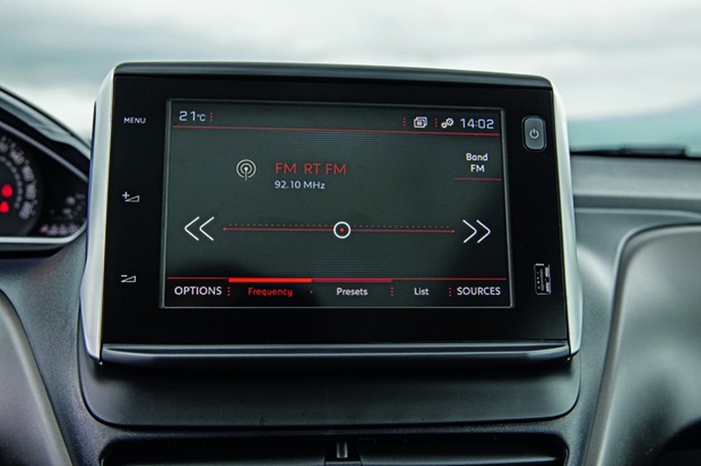 Central Multimídia vem com o Android Auto e Apple CarPlay que permitem o espelhamento do Waze e Google Maps (Foto: Marcos Camargo) — Foto: Auto Esporte