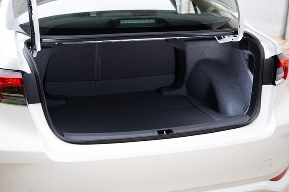 O porta-malas tem bom volume, mas sua boca é muito elevada (Foto: Fabio Aro/Auto News Brasil) — Foto: Auto Esporte