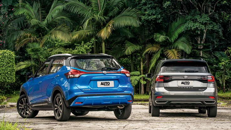 Comparativo Nissan Kicks e VW T-Cross - Lanternas unidas: Tanto o T-Cross quanto o Kicks têm uma faixa refletiva que liga as luzes traseiras