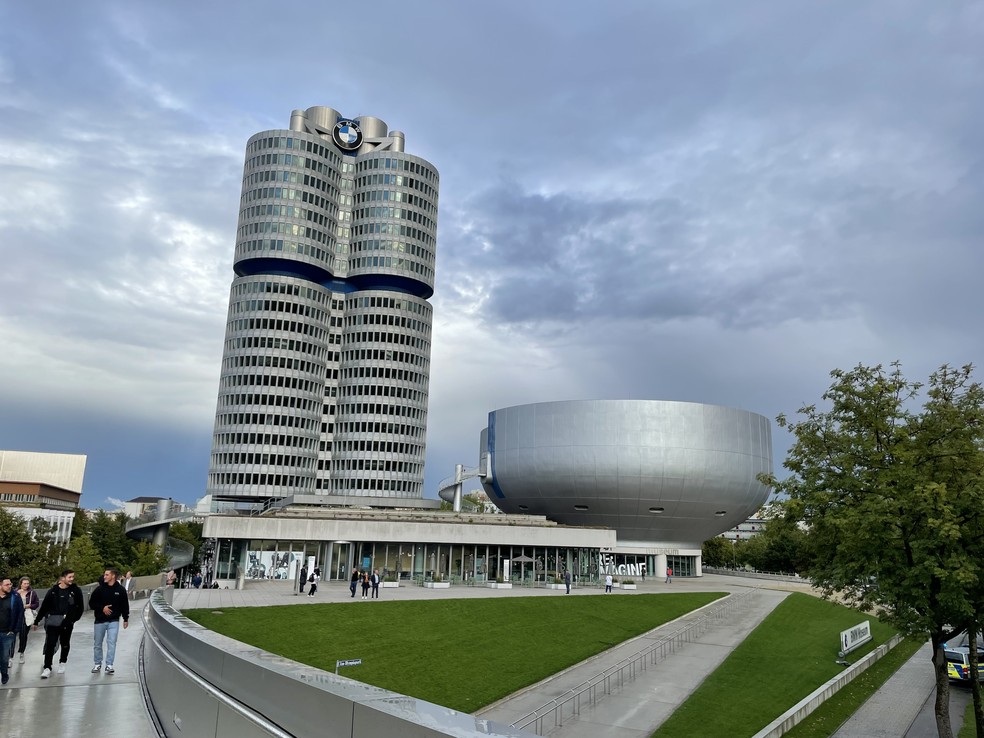 O prédio administrativo da BMW (à esquerda) e o BMW Museum (direita), vistos da passarela — Foto: Cauê Lira/Autoesporte