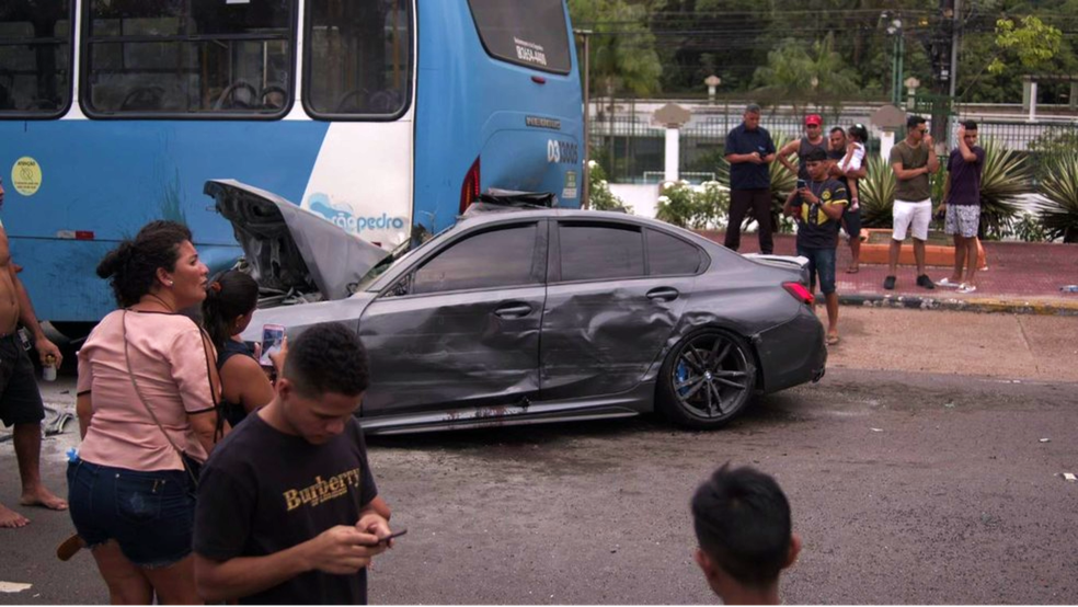 No Brasil, motoristas recém-habilitados podem dirigir carros e motos superpotentes — Foto: Reprodução/Daniel Magalhães/Rede Amazônica