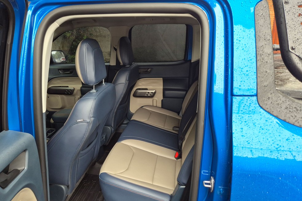 Espaço no banco de trás da Ford Maverick Hybrid é bastante limitado para pessoas mais altas — Foto: Caio Bednarski/Auto News Brasil