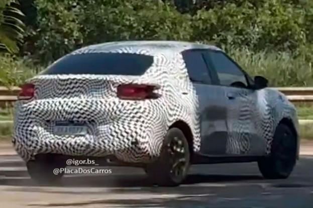 Flagra do Citroën Basalt em testes