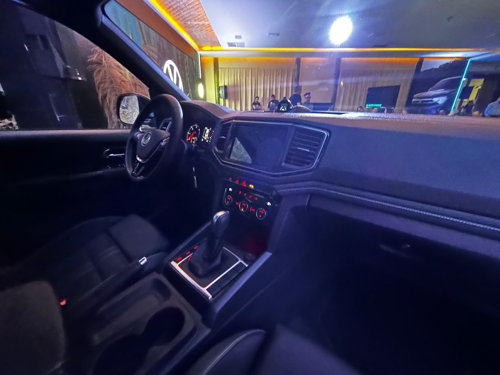 Cabine da Volkswagen Amarok 2025 mudou pouco em comparação com o modelo de 2010 — Foto: André Paixão/Auto News Brasil