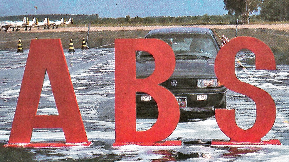 Há 30 anos era lançado o primeiro carro nacional com ABS e catalisador: o VW Santana GLS quatro portas. — Foto:  Divulgação/Acervo MIAU