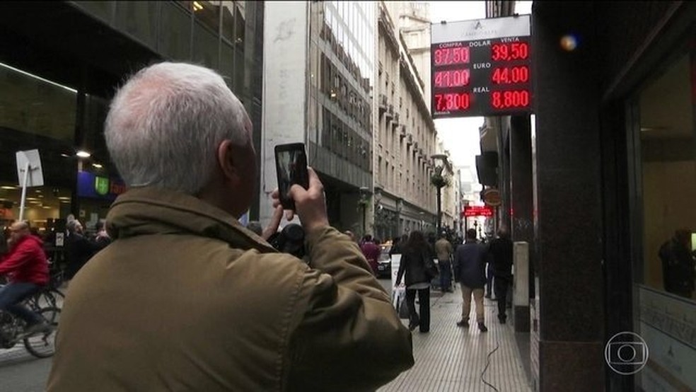Peso argentino despenca em relação ao dólar e influencia câmbio no Brasil  — Foto: Reprodução/JN