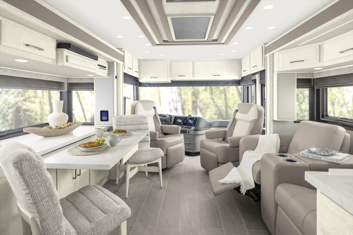 Motorhome americano é maior que muito apartamento e custa R 2,8