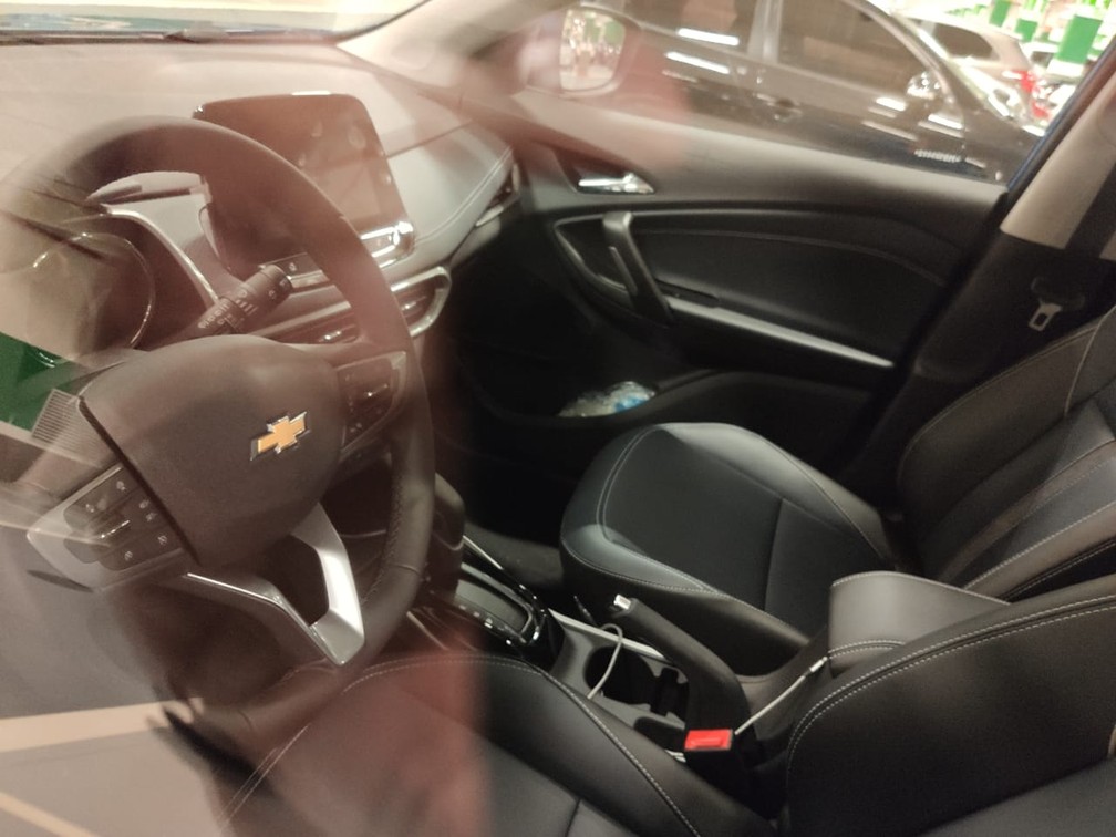 Interior do modelo revela comandos do piloto automático e bancos de couro com costuras em contraste. — Foto: André Paixão/G1