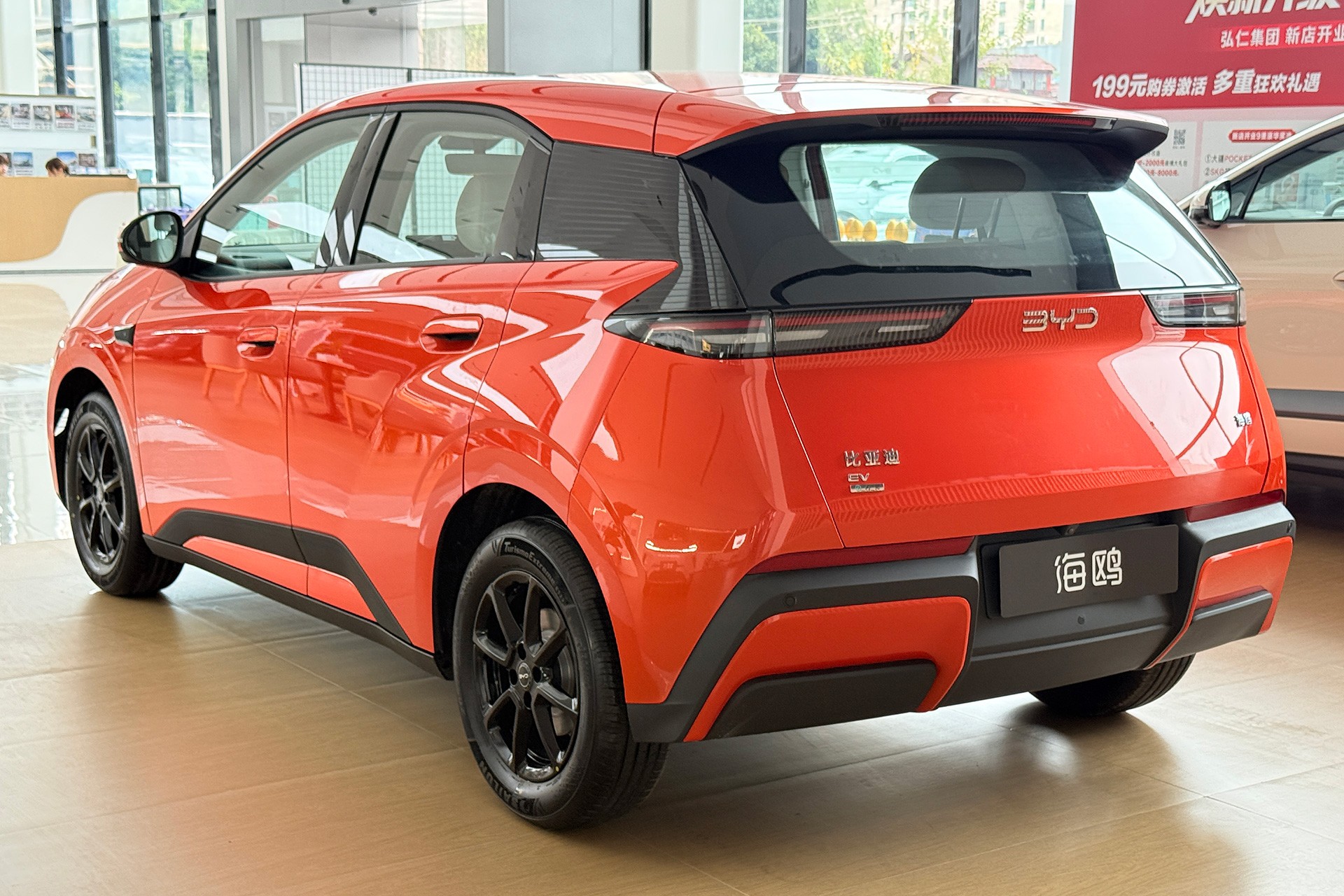 Novo BYD Dolphin Mini tem pneu furado a 140 km/h para provar segurança
