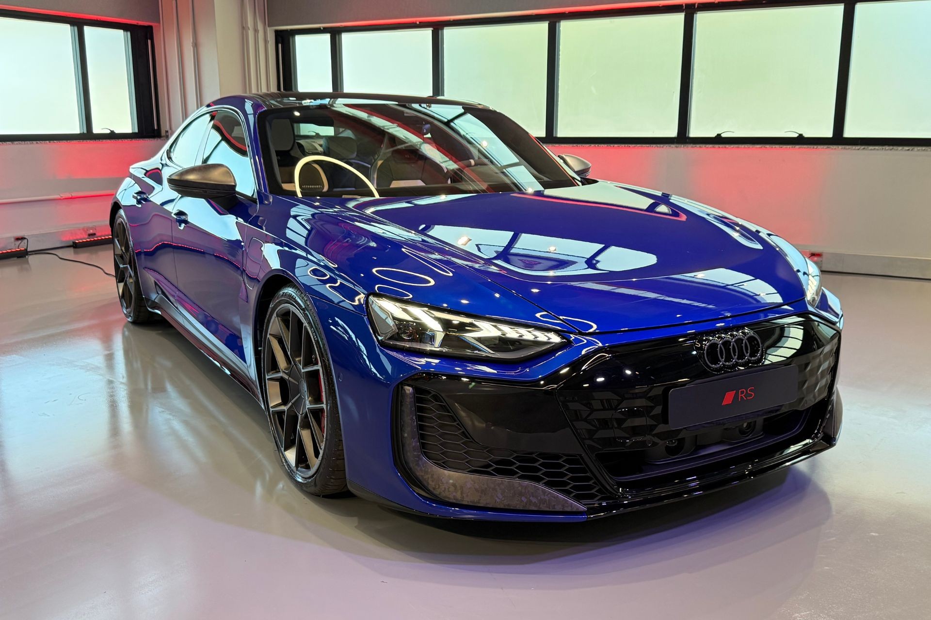 Novo Audi RS e-tron GT estreia por R$ 1,3 milhão e até dança para o dono