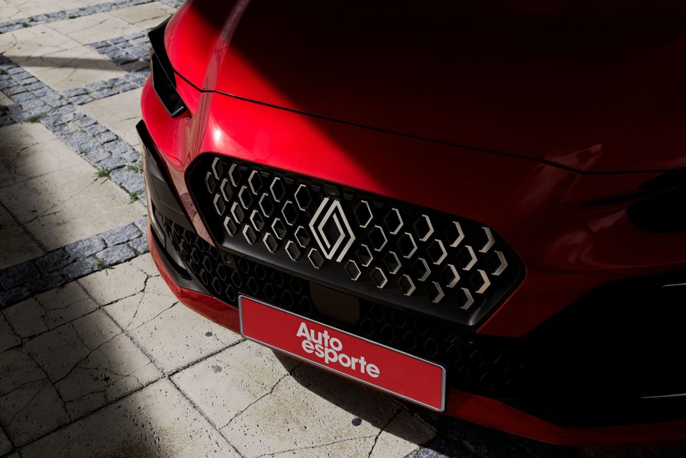 Renault Clio E-Tech Full Hybrid vem com uma grade menor e com o novo logo da marca  — Foto: Divulgação